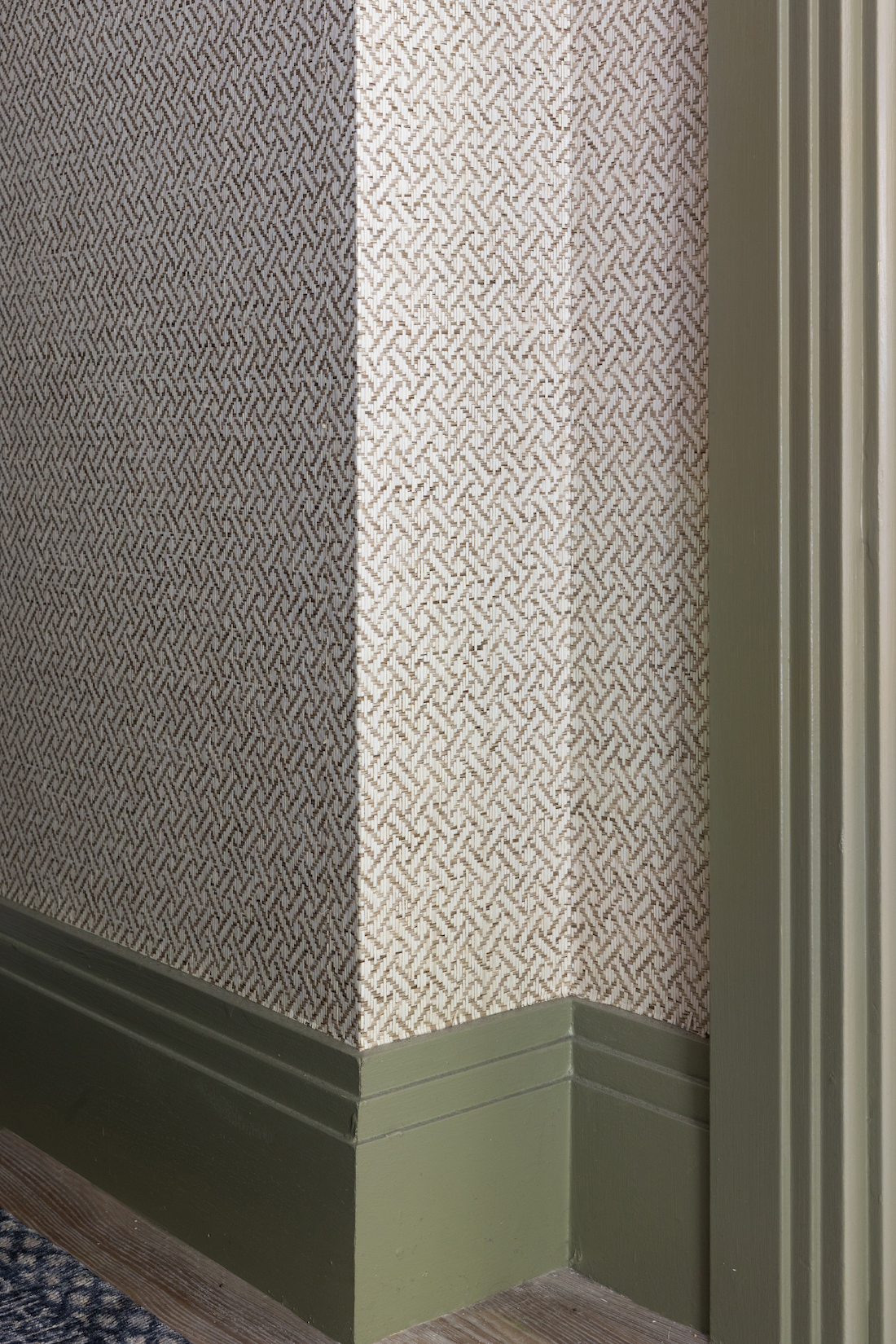 urban contemporary Hallway design with textured Wallcoverings and coloured skirting and architrave